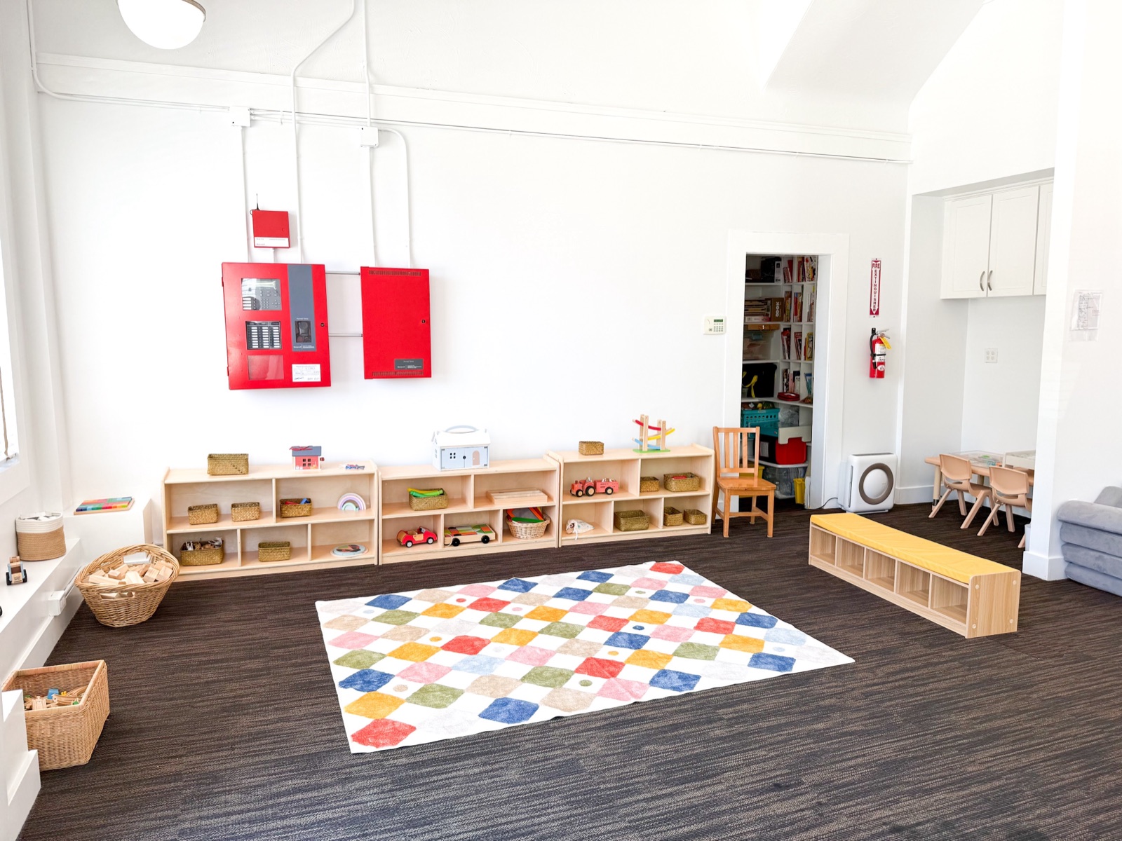 A bright, welcoming classroom and play space at Escuelita Colibrí